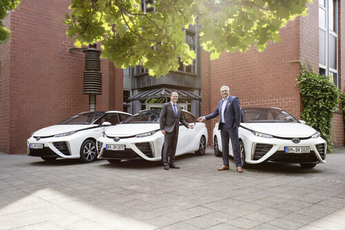 Frank Still, Toyota Deutschland übergibt drei Toyota Mirai an Dirk Breuer, Bürgermeister Stadt Hürth (von links).