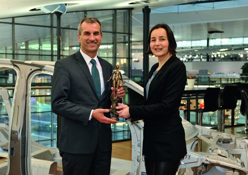 Franziska Moennig, Direktorin des Präsidiums Automotive Circle International, übergab dem Neckarsulmer Werkleiter Albrecht Reimold den „Euro Car Body Award“.
