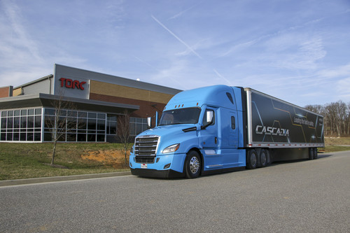 Freightliner Cascadia von Daimler Trucks vor der Firmenzentrale von Torc Robotics im US-Bundesstaat Virginia.