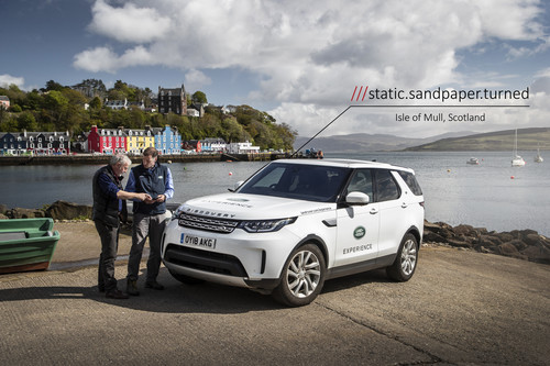 Freillige Helfer von Jaguar Land Rover brachten zu sämtlichen rund 2000 Grundstücken und Häusern auf der Isle of Mull die neuen Drei-Wort-Adressen (What3words). Die Initiative ging von Inselarzt Dr. Brian Pendergast aus.