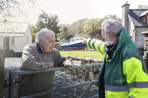 Freiwillige Helfer von Jaguar Land Rover brachten zu sämtlichen rund 2000 Grundstücken und Häusern auf der Isle of Mull die neuen Drei-Wort-Adressen (What3words). Die Initiative ging von Inselarzt Dr. Brian Pendergast aus.