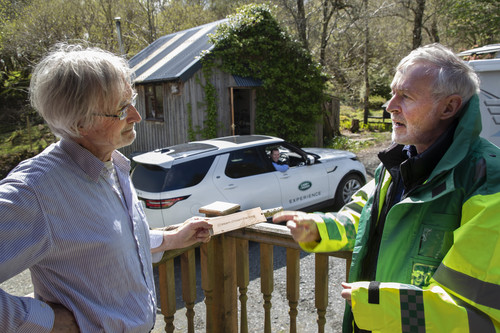 Freiwillige Helfer von Jaguar Land Rover brachten zu sämtlichen rund 2000 Grundstücken und Häusern auf der Isle of Mull die neuen Drei-Wort-Adressen (What3words). Die Initiative ging von Inselarzt Dr. Brian Pendergast aus.