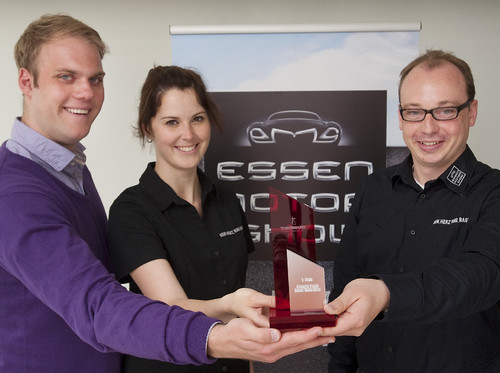 Freuen sich über den „Theo Award“ (v.l.): Marcel Gockeln und Carolyn Tepel, Project Manager der Essen Motor Show, und Dr. Martin Uhlendorf, Direktor der Essen Motor Show.