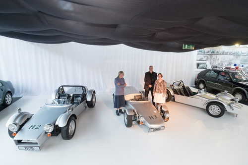 Freuen sich über die drei H-Roadster im Automuseum Volkswagen (v.l.): Konstrukteurin Jannie Hübers, PR-Referentin Susanne Wiersch und Stiftungsvorstand Eberhard Kittler.