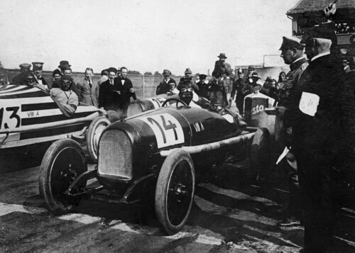 Fritz von Opel am Steuer seines Rennwagens beim Eröffnungsrennen der Avus 1921.