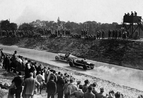 Fritz von Opel am Steuer seines Rennwagens mit der Nummer 14 beim Eröffnungsrennen der Avus 1921.
