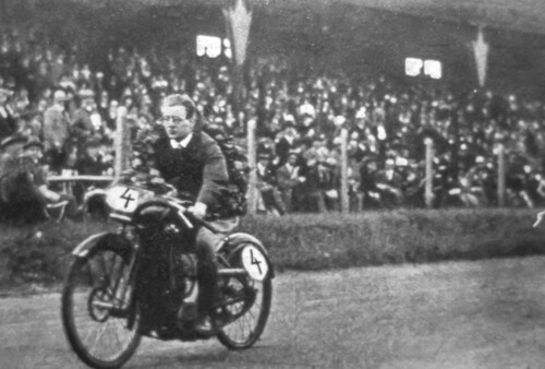 Fritz von Opel bei der Sieger-Ehrenrunde mit der Straßenrennmaschine OPV 350 auf der Avus in Berlin (1923).