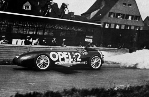 Fritz von Opel bei seiner Rekordfahrt mit dem RAK 2 auf der Avus (1928).