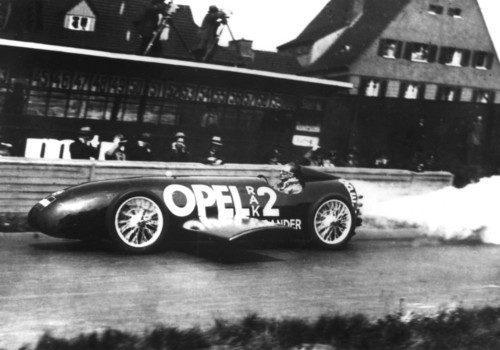 Fritz von Opel, genannt der „Raketenfritz“, erreicht mit seinem RAK2 am 23. Mai 1928 auf der Berliner Avus einen Geschwindigkeitsrekord von 238 km/h.