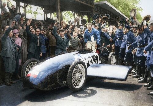 Fritz von Opel mit dem RAK 2 nach seiner Rekordfahrt 1928 auf der Avus (Kolorierung: Axel Wierdemann/Leif Rohwedder).