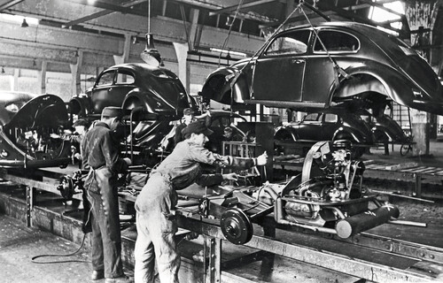 Frühe Käfer-Produktion im VW-Werk Wolfsburg.
