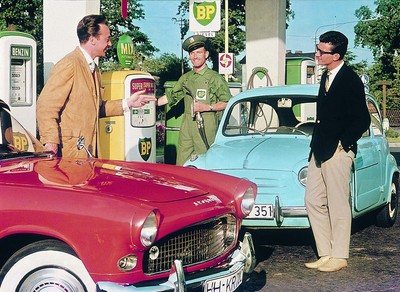 Früher war es selbstverständlich, dass der Tankwart seinen Kunden die Arbeit abnahm (1960).