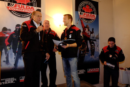 Fulda Callenge 2014; Hans Joachim Stuck (links) gratuliert Markus Walzel zum vierten Platz bei den Männern.