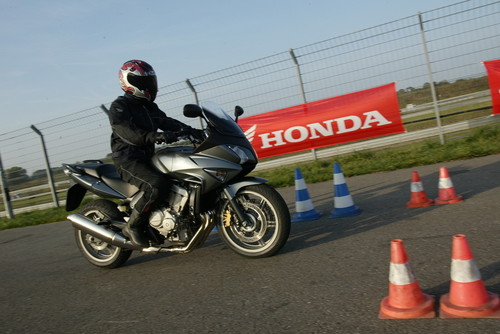 „Fun & Safety“-Kurse: Trainiert wird ausschließlich auf Honda-Motorrädern mit kombiniertem ABS-Bremssystem.