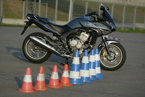 „Fun &amp; Safety“-Kurse: Trainiert wird ausschließlich auf Honda-Motorrädern mit kombiniertem ABS-Bremssystem.