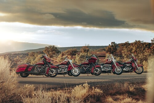 Fünf der sieben 120th-Anniversary-Modelle von Harley-Davidson zum 120-jährigen Bestehen der Kultmarke aus Milwaukee.
