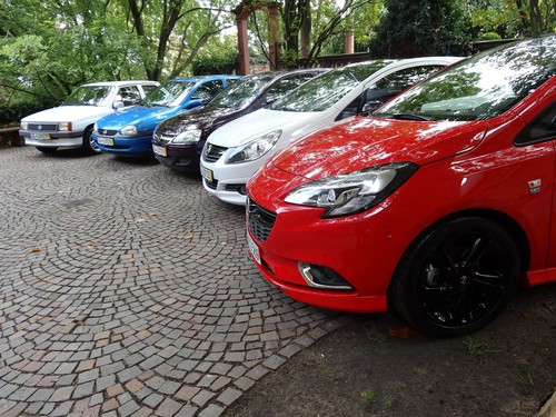 Fünf Generationen Opel Corsa.