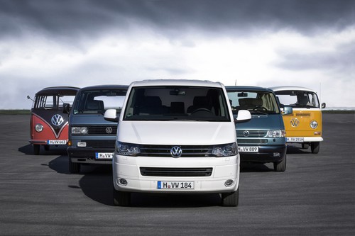 Fünf Generationen Volkswagen Bus.