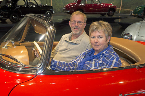 Fünfmillionste Besucherin des Mercedes-Benz Museum Angelika Hummel mit Ehemann Wolfgang Hummel aus Winnenden.