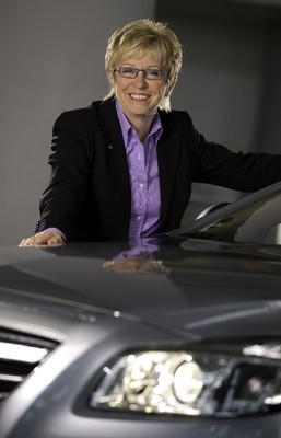 Für das Lichtsystem AFL+ erhielt Opel von der Allianz den  „Genius 2010“. Opel-Entwicklungschefin Rita Forst nahm den Sicherheitspreis in Leipzig von Allianz-Vorstand Karsten Crede entgegen.
