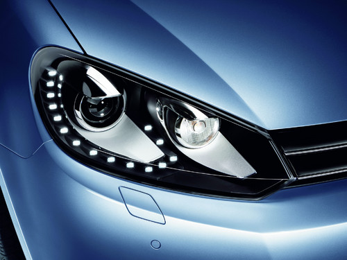 Für den Volkswagen Golf sind Bi-Xenon-Frontscheinwerfer mit LED-Tagfahrtlicht verfügbar.