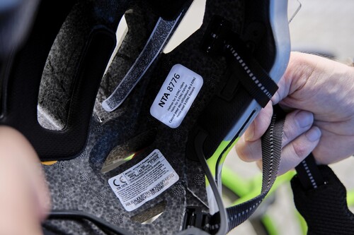 Für E-Biker empfehlen sich Helme, die nach der niederländischen Norm NTA 8776 geprüft sind.