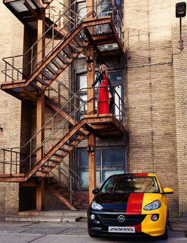 Für einen Kalender mit dem Titel „Adam by Bryan Adams“ fotografierte der Künstler den Opel-Lifestyle-Flitzer in seinem Berliner Studio. 