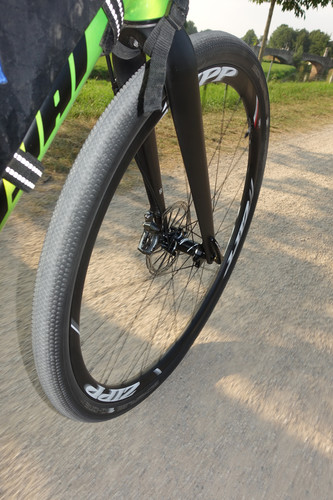 Für Gravel-Racer empfehlen sich breitere Reifen mit griffigem, aber nicht zu grobem Profil, das auch auf Asphalt gut rollt.