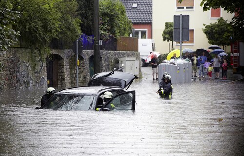 Für Hochwasserschäden am Auto ist die Teil- oder die Vollkaskoversicherung zuständig.