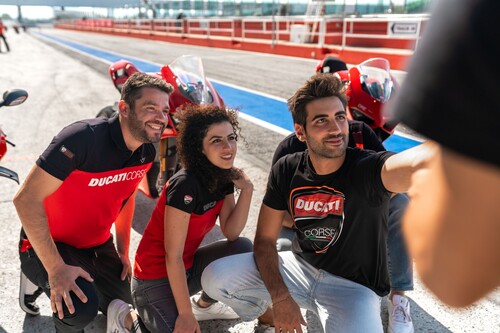 Für Markenfans: T-Shirts aus der Ducati-Kollektion 2024.