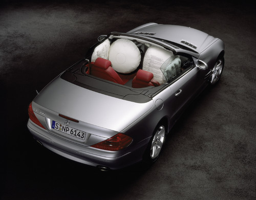 Für Roadster und Cabriolets entwickelte Mercedes-Benz Kopf-/Thorax-Seitenairbags. 2001 feierte dieser Airbag-Typ in der SL-Klasse Weltpremiere.
