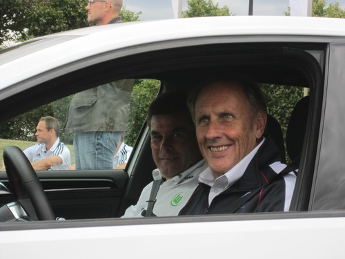 Für VfL-Cheftrainer Dieter Hecking war vor allem die Fahrt mit der deutschen Rennfahrerlegende Hans-Joachim Stuck (rechts) ein Erlebnis.