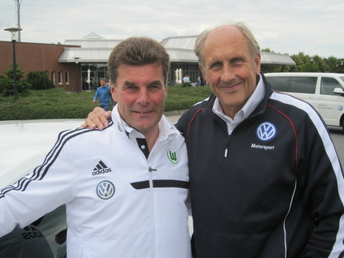 Für VfL-Cheftrainer Dieter Hecking war vor allem die Fahrt mit der deutschen Rennfahrerlegende Hans-Joachim Stuck (rechts) ein Erlebnis.