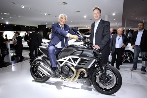 Gabriele Del Torchio (links) und Ola Källenius mit der Ducati Diavel Cfarbon AMG Special Editon.