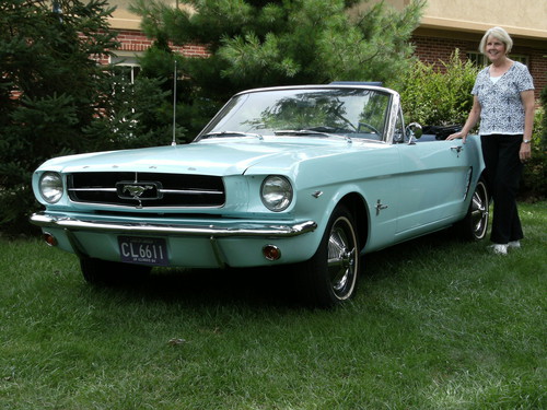 Gail Wise und ihr Ford Mustang von 1964.