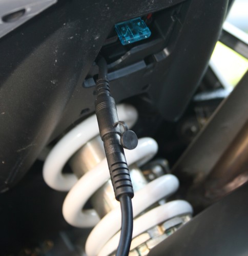 Ganz einfach: Hinter einer Abdeckung am hinteren Kotflügel hat die Zontes 310 X einen Anschluss, mit dem die Batterie ohne Abnahme der Sitzbank oder Ausbau geladen werden kann. Das Ladegerät wird mitgeliefert.