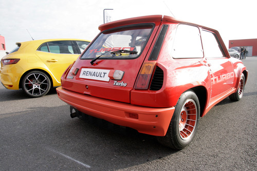 Geblähte Backen: Renault 5 Turbo, dahinter der Mégane R.S..