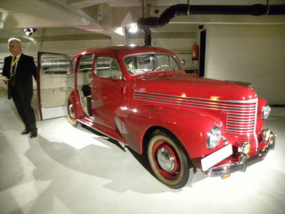Gegenlaüfig zu öffennde Türe wie der Opel Meriva: Opel Kapitän von 1950.