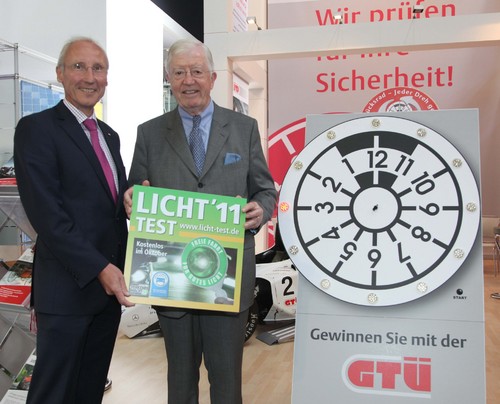 Gemeinsam für den Licht-Test: ZDK-Präsident Robert Rademacher (r.) und GTÜ-Geschäftsführer Rainer de Biasi.