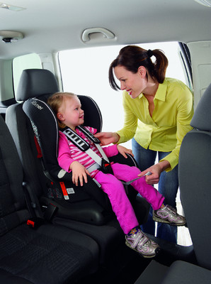 Gemeinsame Aktion &#039;Sicher im Auto&#039; von Volkswagen und dem ADAC rund um das Wohlergehen von Kindern im Auto.