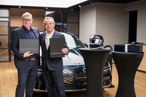 Genesis-Markenbotschafter Jacky Ickx (r.) mit Luc Donckerwolke, Chief Creative Officer und Chief Design Officer der Hyundai Motor Group.