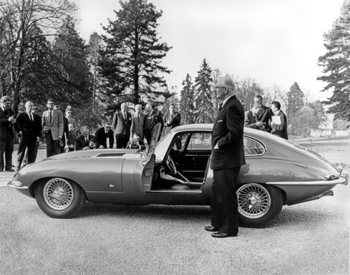 Genf 1961: Firmengründer Sir Williams Lyons präsentiert Medienvertretern den E-Type „9600 HP“ im Parc des Eaux Vives.