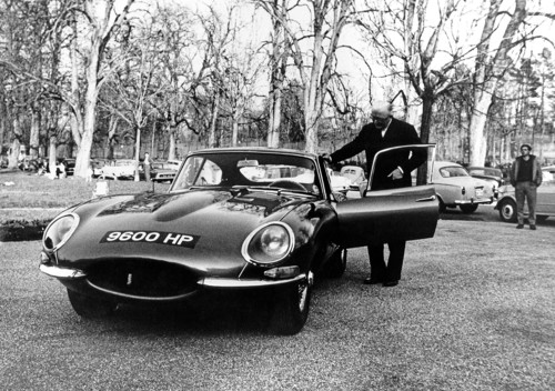 Genf 1961: Firmengründer Sir WilliamsLyons präsentiert den E-Type „9600 HP“ im Parc des Eaux Vives.
