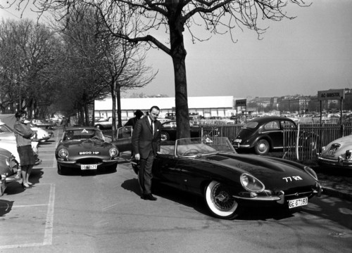 Genf 1961: Jaguar E-Type „77 RW“ und „9600 HP“ stehen für Demonstrationsfahrten (hier mit dem belgischen Importeur Jacques de Clippel) bereit.