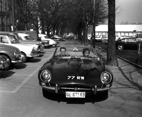 Genf 1961: Jaguar E-Type „77 RW“ während einer Demofahrt mit Chef-Testfahrer und Entwicklungsingenieur Norman Dewis.