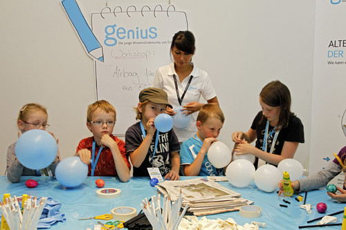 Genius-Workshop: Über 450 Kinder basteln begeistert zum Beispiel einen Airbag für ein rohes Ei.