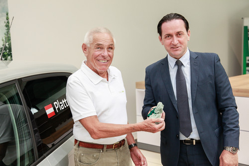 Gerhard Plattner erhält von Donato Bochiccio, Brand Director VW Group Italy, 100 Euro Tankgeld.