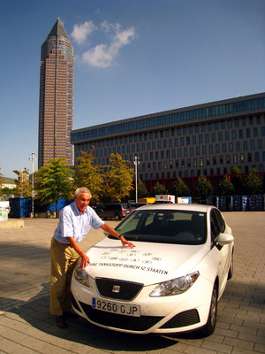 Gerhard Plattner mit seinen Rekord-Seat Ibiza nach der Ankunft in Frankfurt