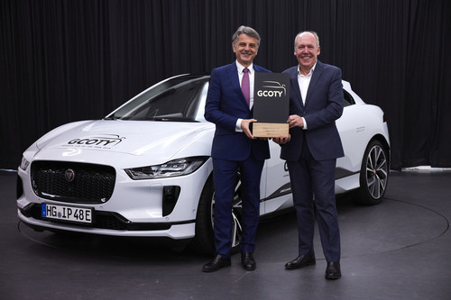 „German Car of the Year 2018“: Jaguar-Land-Rover-Chef Prof. Dr. Ralf Speth und Jaguar-Designer Ian Callum nehmen den Preis für den I-Pace entgegen.