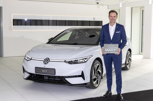 „German Car of the Year 2024“: VW-Chef Thomas Schäfer mit der Auszeichnung für den ID 7.
